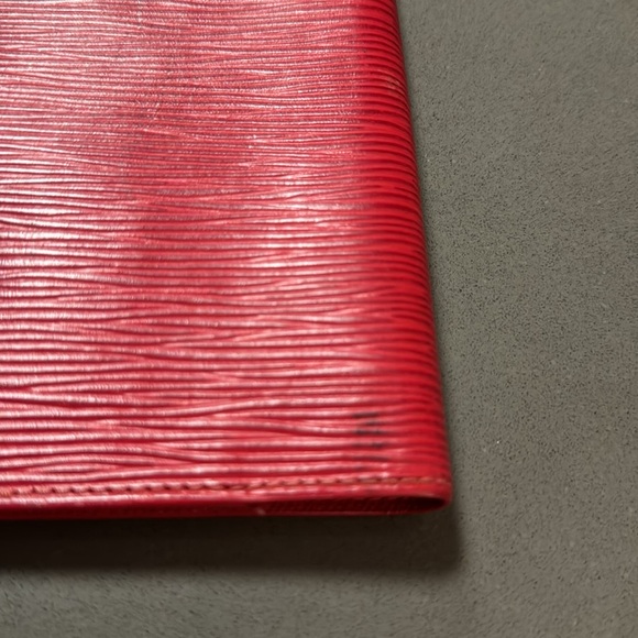 Louis Vuitton Pre loved Red Epi Leather Agenda in great condition, few spots. - Picture 3 of 8